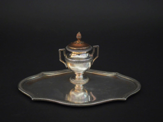 Vente aux enchères Encrier en métal argenté et son présentoir de style Louis XVI en argen
