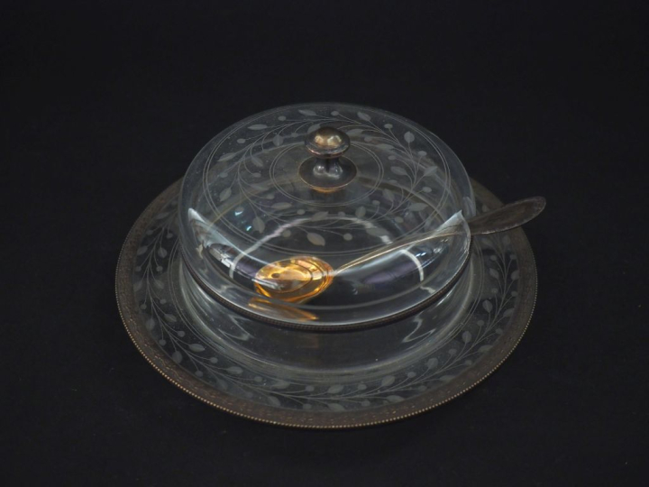 Beurrier couvert, monture en argent 925, poinçon Minerve, à décor de r