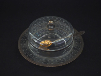 Vente aux enchères Beurrier couvert, monture en argent 925, poinçon Minerve, à décor de r