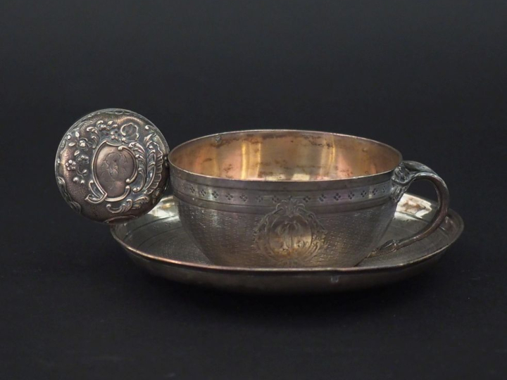 Tasse et sa sous-tasse de style Louis XVI en argent 925, poinçon Miner
