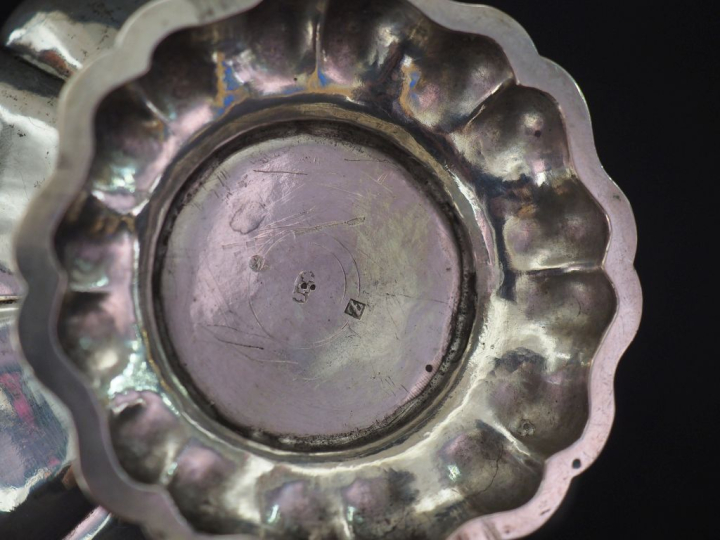 Verseuse en argent etranger à panse godronnée.  Reposant sur un piédou