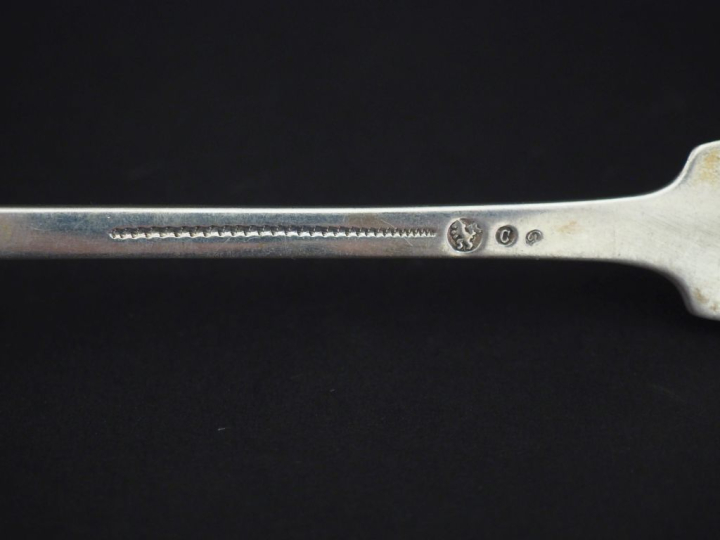 Cuillère à ragoût en argent étranger, modèle uniplat. Long. 31 cm Poid