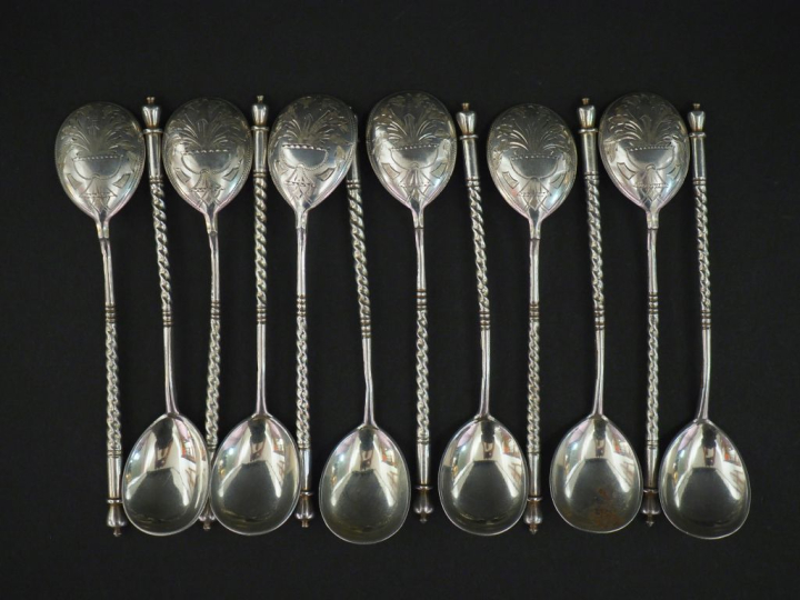 Suite de douze cuillères en argent russe, à décor de vase fleuri.  Man