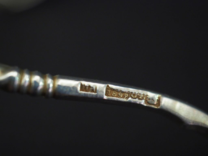 Suite de douze cuillères en argent russe, à décor de vase fleuri.  Man