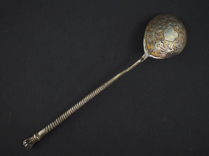 Cuillère en argent russe, à décor de fleurs et de cartouche.  Manche t