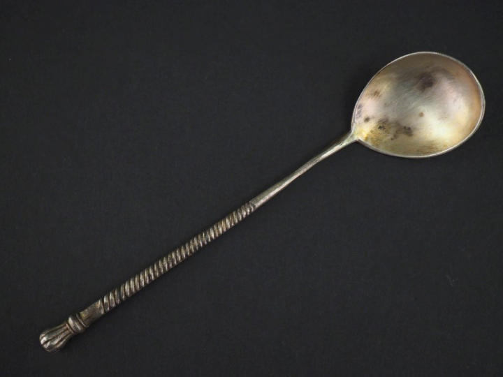 Cuillère en argent russe, à décor de fleurs et de cartouche.  Manche t