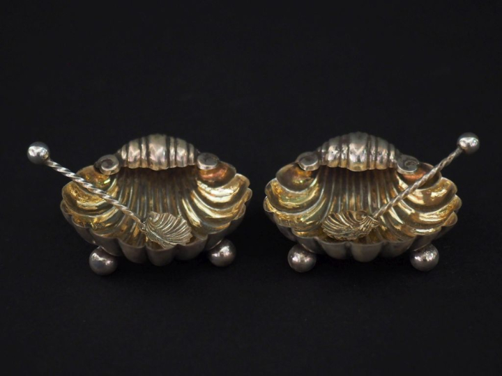 Paire de salerons en argent étranger et vermeil, en forme de coquille.