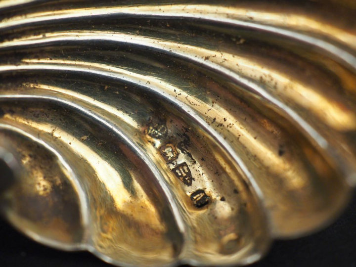 Paire de salerons en argent étranger et vermeil, en forme de coquille.