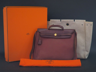 Vente aux enchères HERMES, Paris Sac porté main ou épaule en toile et cuir marron. Un poc