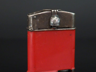 Vente aux enchères HERMES, Paris Briquet double ouverture en acier et acier laqué rouge. 