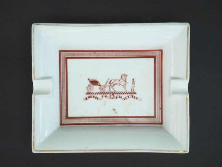 HERMES, Paris Cendrier en porcelaine blanche, à décor bordeaux d'une c