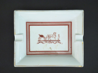 Vente aux enchères HERMES, Paris Cendrier en porcelaine blanche, à décor bordeaux d'une c