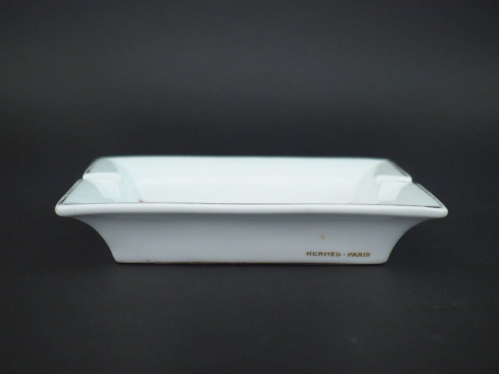 HERMES, Paris Cendrier en porcelaine blanche, à décor bordeaux d'une c