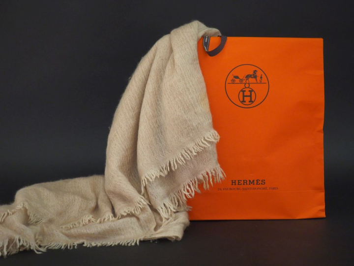 HERMES, Paris Grand châle en cachemire beige.  Avec son étiquette et s