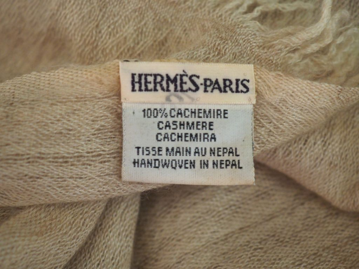 HERMES, Paris Grand châle en cachemire beige.  Avec son étiquette et s