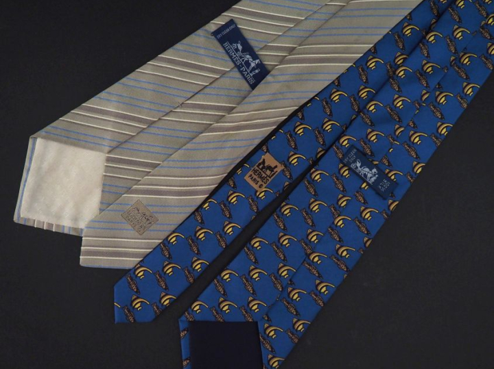 HERMES, Paris Ensemble comprenant :  - une cravate en soie polychrome,