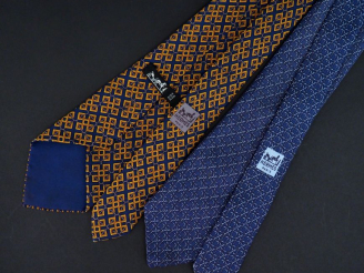 Vente aux enchères HERMES, Paris Ensemble comprenant deux différentes cravates en soie, à