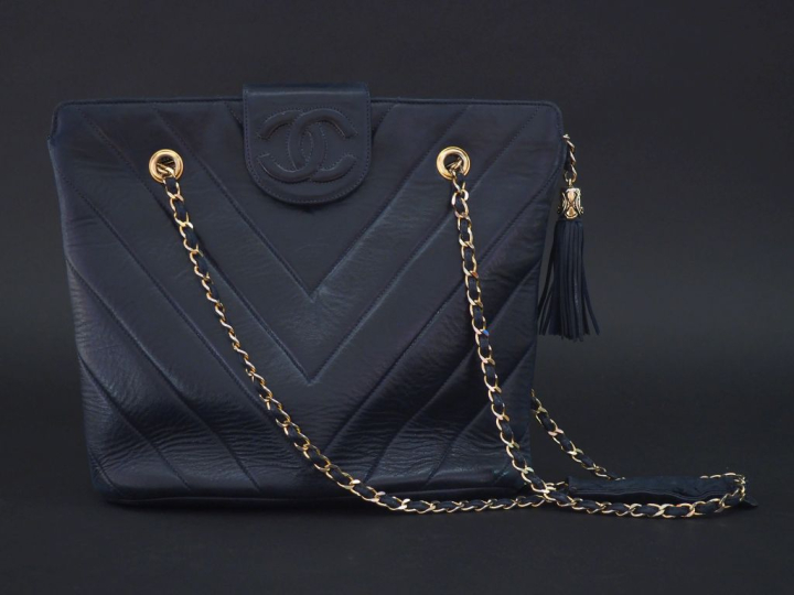 CHANEL,  Sac en cuir bleu marine.  Fermeture à rabat et pression, orné