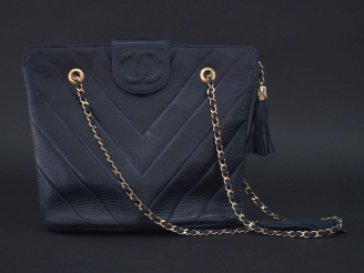 Vente aux enchères CHANEL,  Sac en cuir bleu marine.  Fermeture à rabat et pression, orné