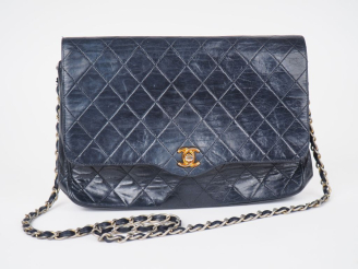 Vente aux enchères Sac bandoulière en cuir matelassé bleu.  Fermeture à rabat agrémentée 