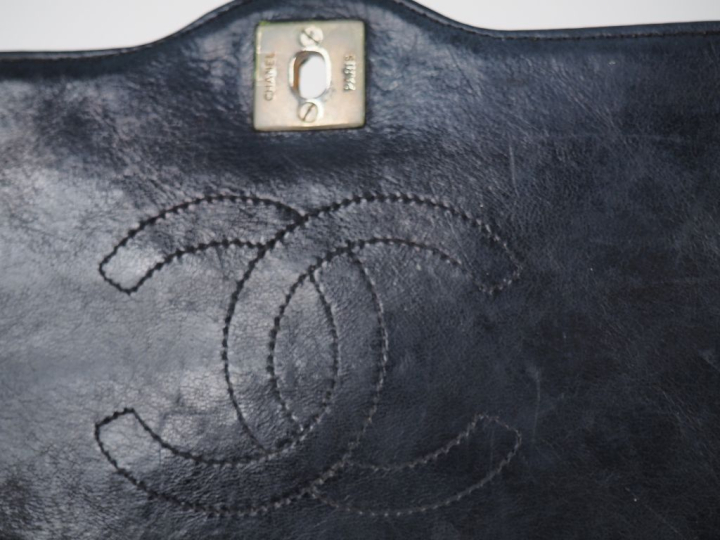 Sac bandoulière en cuir matelassé bleu.  Fermeture à rabat agrémentée 