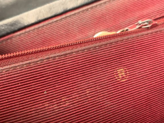 Sac bandoulière en cuir matelassé bleu.  Fermeture à rabat agrémentée 