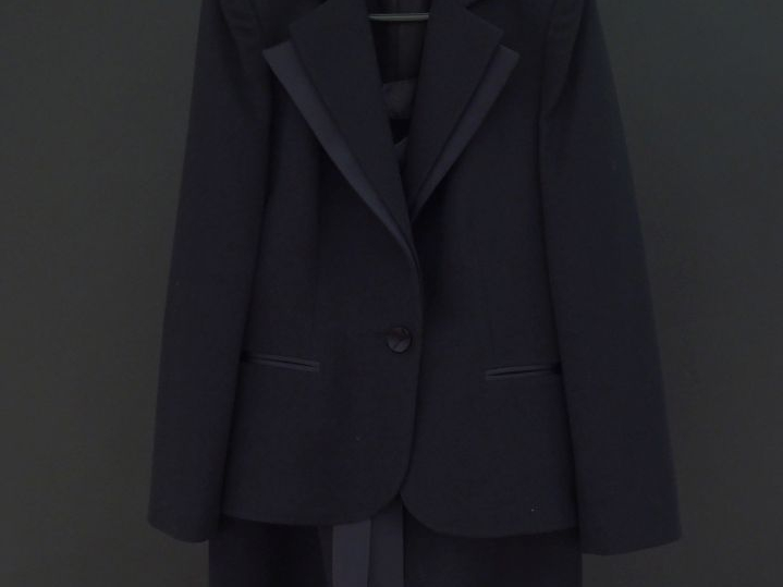 Inès de La FRESSANGE,  Tailleur en laine noir, comprenant :  - un vest