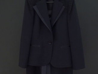 Vente aux enchères Inès de La FRESSANGE,  Tailleur en laine noir, comprenant :  - un vest