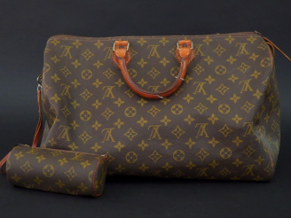 Vente aux enchères Louis VUITTON,  Sac modèle "Speedy" en toile monogrammée  et cuir natu