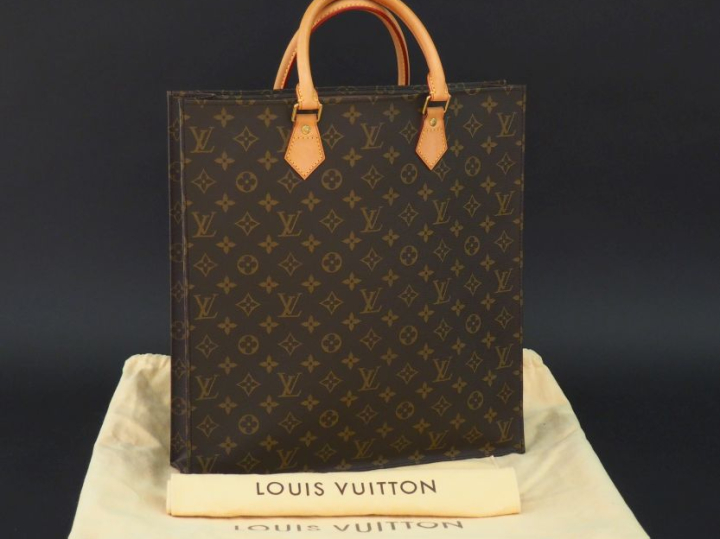 Louis VUITTON,  Sac à main plat / fourre tout en toile enduite mongram