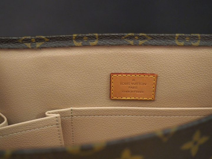 Louis VUITTON,  Sac à main plat / fourre tout en toile enduite mongram