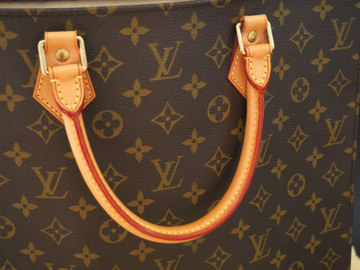 Louis VUITTON,  Sac à main plat / fourre tout en toile enduite mongram