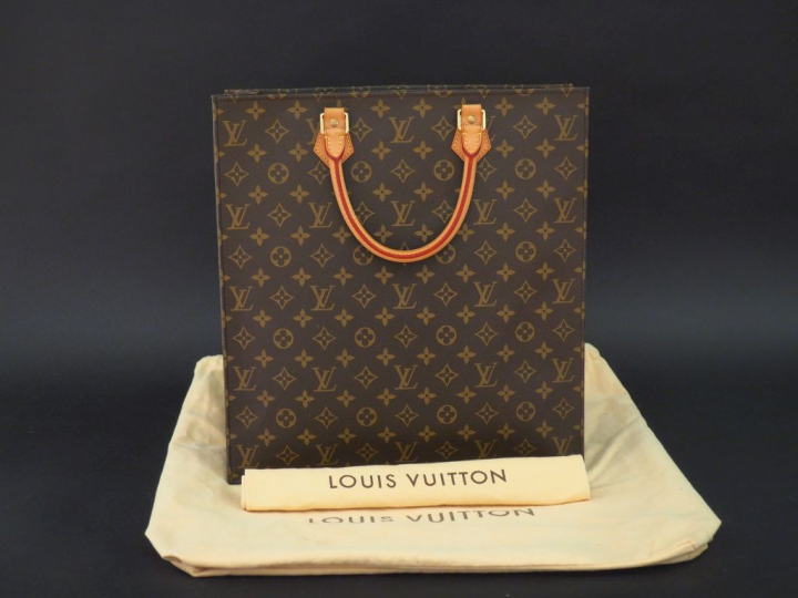 Louis VUITTON,  Sac à main plat / fourre tout en toile enduite mongram