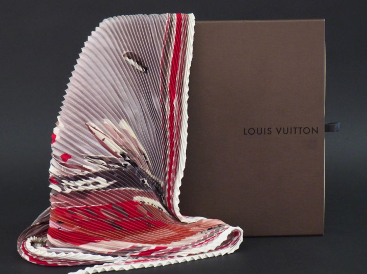 Louis VUITTON,  Foulard en soie plissée polychrome, à décor d'une vill