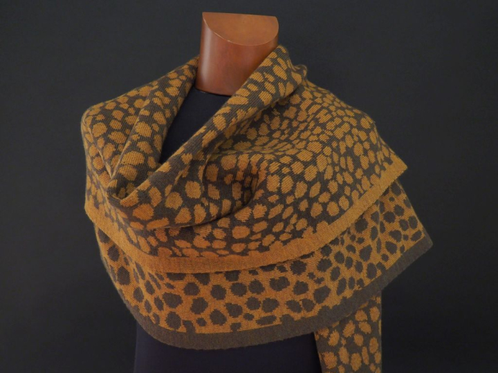YVES SAINT LAURENT,  Grande étole à franges, probablement en laine, à 