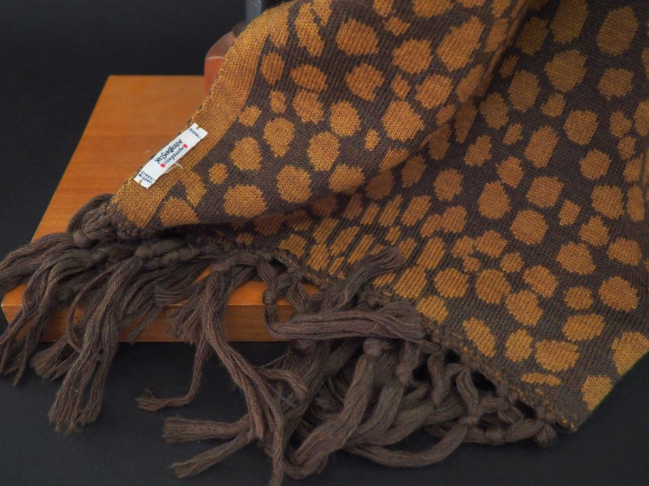 YVES SAINT LAURENT,  Grande étole à franges, probablement en laine, à 