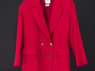 Vente aux enchères YVES SAINT LAURENT  Veste croisée de couleur framboise écrasée en lain