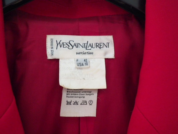 YVES SAINT LAURENT  Veste croisée de couleur framboise écrasée en lain