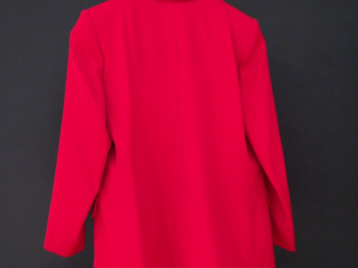 YVES SAINT LAURENT  Veste croisée de couleur framboise écrasée en lain
