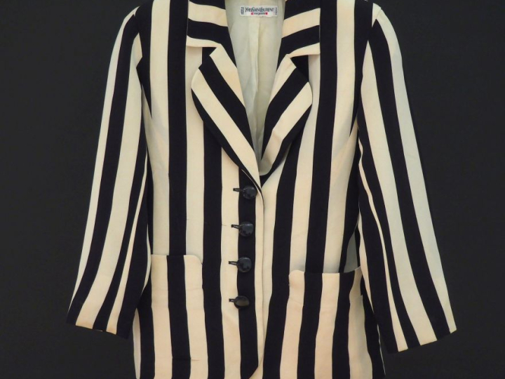 YVES SAINT LAURENT, Rive gauche Veste à rayures crèmes et noires.  Fer