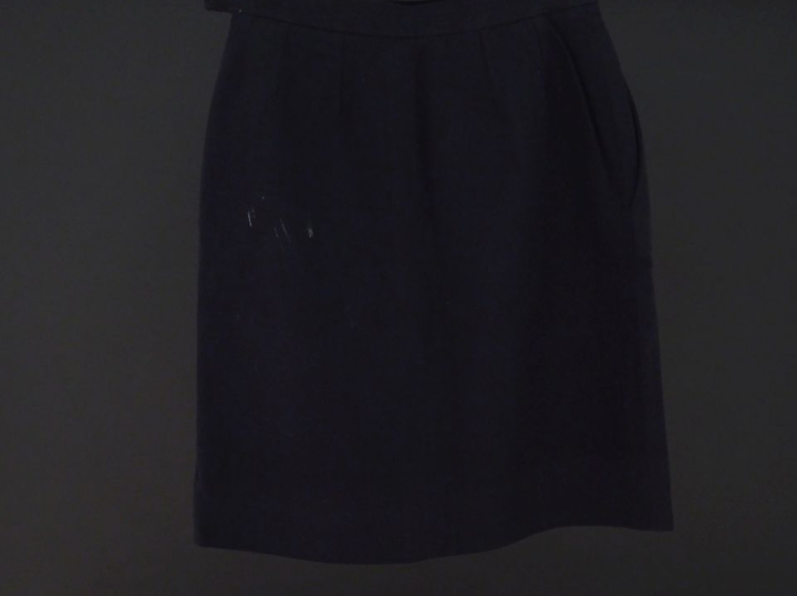 YVES SAINT LAURENT, Rive gauche Jupe noire à pinces.  Fermeture latéra