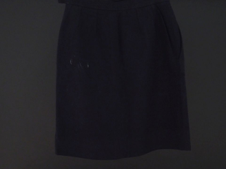 Vente aux enchères YVES SAINT LAURENT, Rive gauche Jupe noire à pinces.  Fermeture latéra