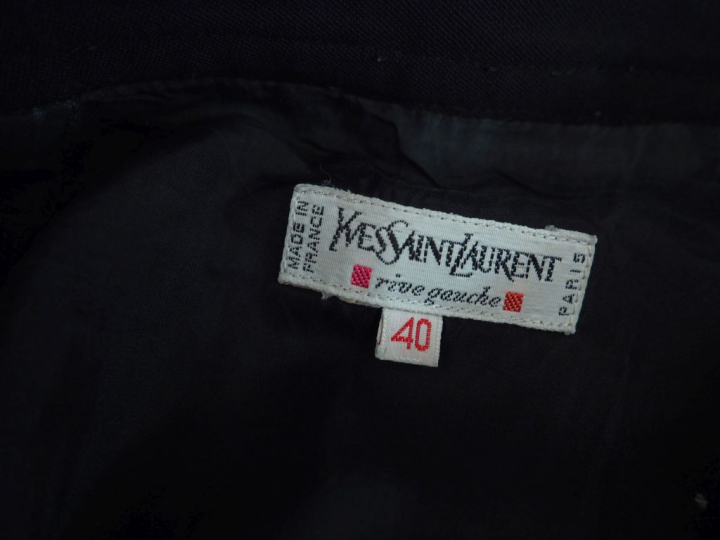YVES SAINT LAURENT, Rive gauche Jupe noire à pinces.  Fermeture latéra