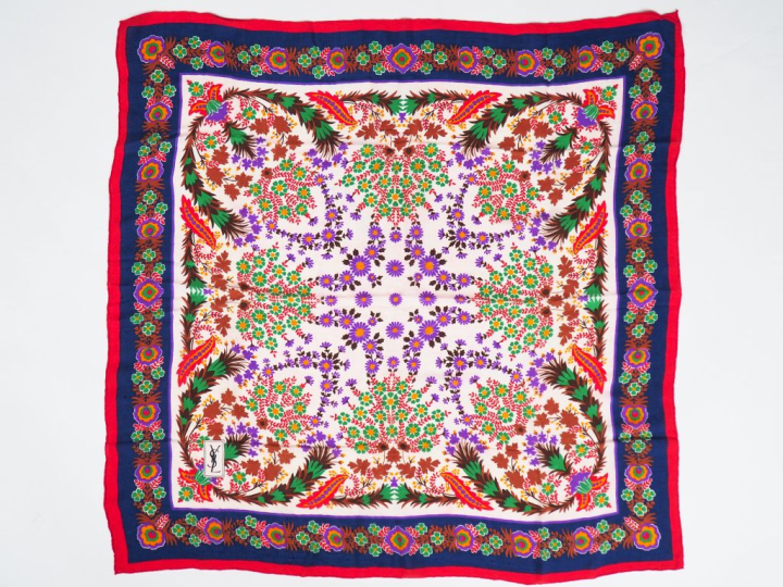 YVES SAINT LAURENT,  Foulard probablement en soie, à décor polychrome 