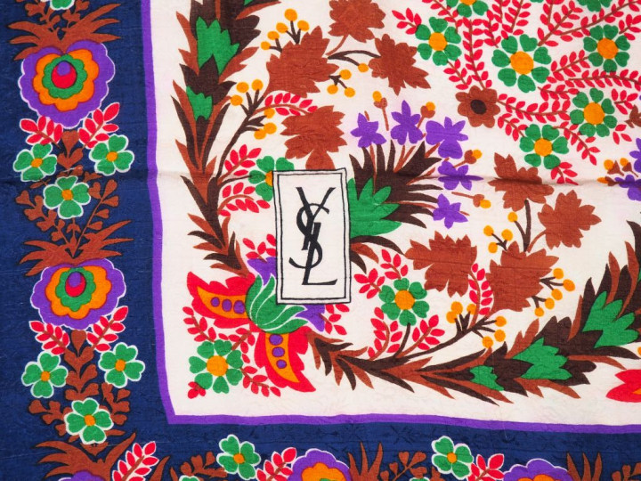 YVES SAINT LAURENT,  Foulard probablement en soie, à décor polychrome 