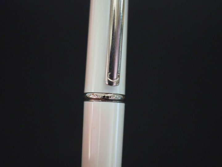CARTIER Stylo bille en métal laqué blanc, agrémenté d'une pierre bleu 
