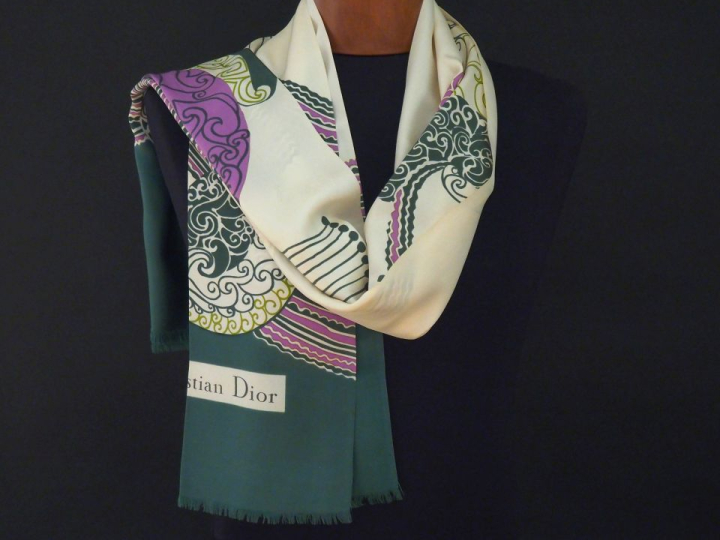Christian DIOR,  Foulard de forme rectangulaire probablement en soie, 