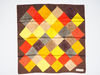 Vente aux enchères Christian DIOR,  Foulard probablement en soie, à décor polychrome de d
