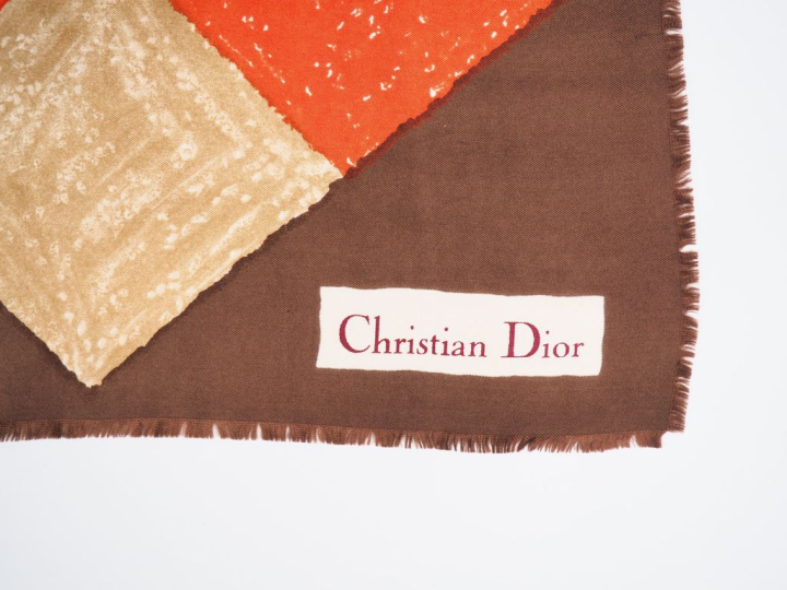 Christian DIOR,  Foulard probablement en soie, à décor polychrome de d