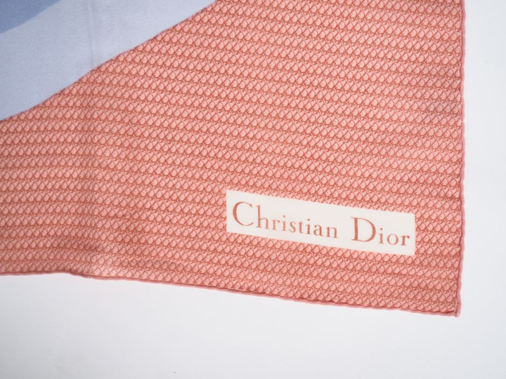 Christian DIOR, Paris Foulard en soie polychrome, à décor dans les ton